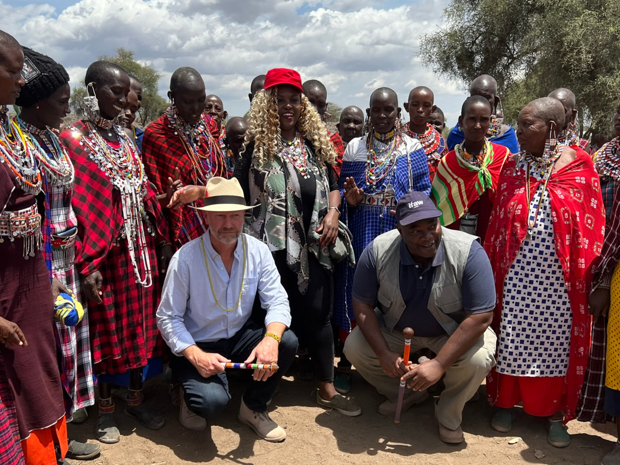 Gründer der David Rio Foundation in einem afrikanischen Dorf mit Ureinwohnern